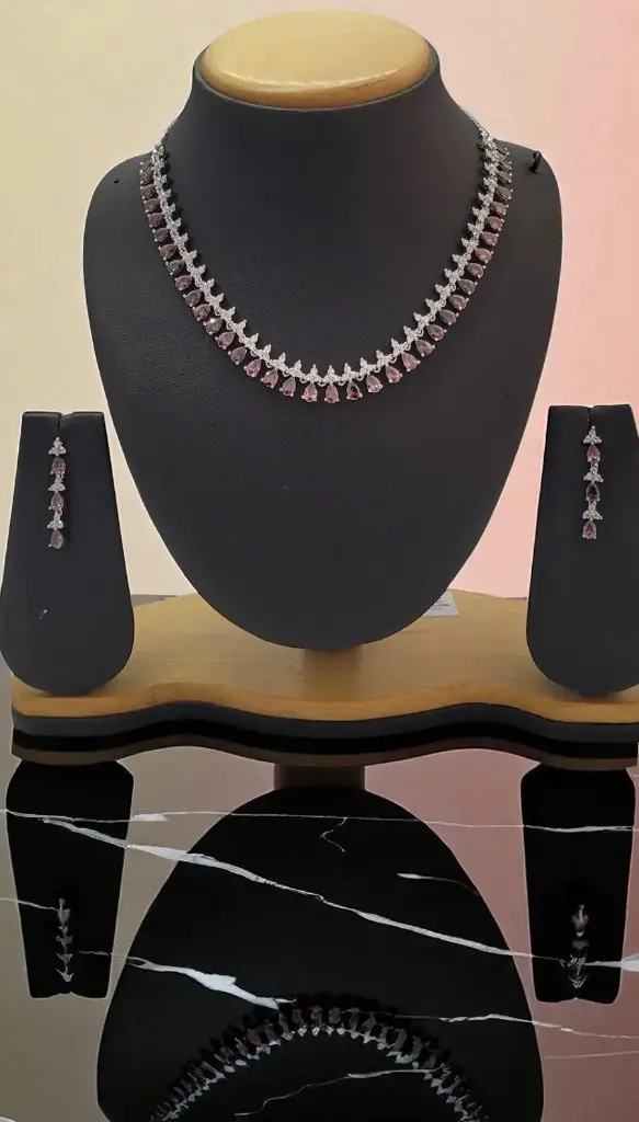 Sleek Necklace (Wine)